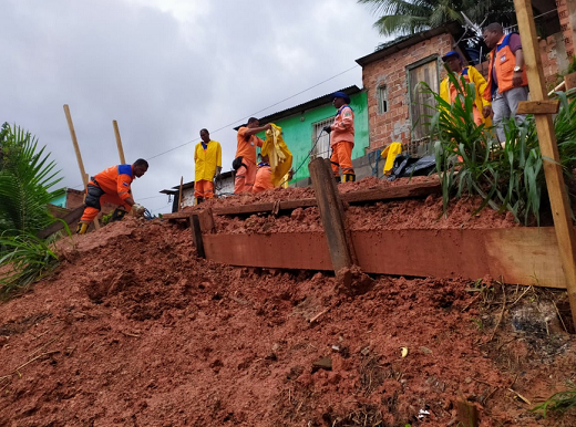 Quatro casas são interditadas após deslizamento de terra em Camaçari (Foto: Ivanaldo Soares | Defesa Civil)
