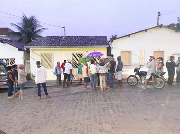 Os corpos foram encontrados por vizinhos que disseram ter ouvido os gritos de socorro do idoso (Foto: Reprodução) Os corpos foram encontrados por vizinhos que disseram ter ouvido os gritos de socorro do idoso (Foto: Reprodução)