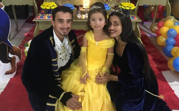 Pai conta que a família se endividou para fazer a festa e depois da repercussão muitas pessoas decidiram ajudar enviando docinhos e oferecendo ajuda (Foto: Reprodução)