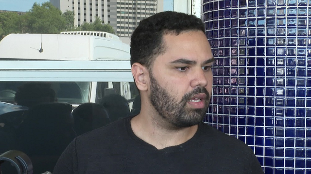 Eduardo Tumajan, noivo da jovem que teve o couro cabeludo arrancado em acidente com kart no Recife, durante entrevista nesta terça-feira (13) (Foto: Reprodução | TV Globo) Eduardo Tumajan, noivo da jovem que teve o couro cabeludo arrancado em acidente com kart no Recife, durante entrevista nesta terça-feira (13) (Foto: Reprodução | TV Globo)