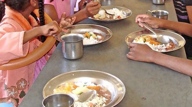 Nove milhões de crianças brasileiras entre zero e 14 anos do Brasil vivem em situação de extrema pobreza; acima, iniciativa de 2010 em Belo Horizonte que ofereceu merenda a alunos durante as férias (Foto: Gercom Barreiro | Prefeitura de Belo Horizonte)
