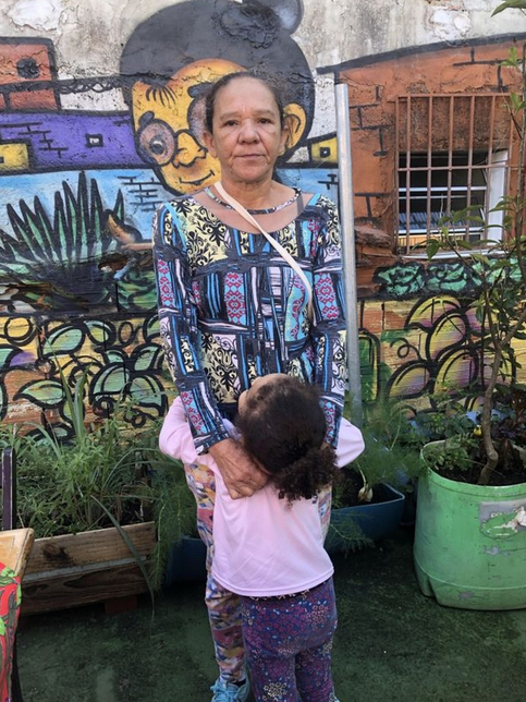 Marinalva e a neta em busca de doações para garantir a alimentação da família (Foto: Mariana Sanches | BBC News Brasil)