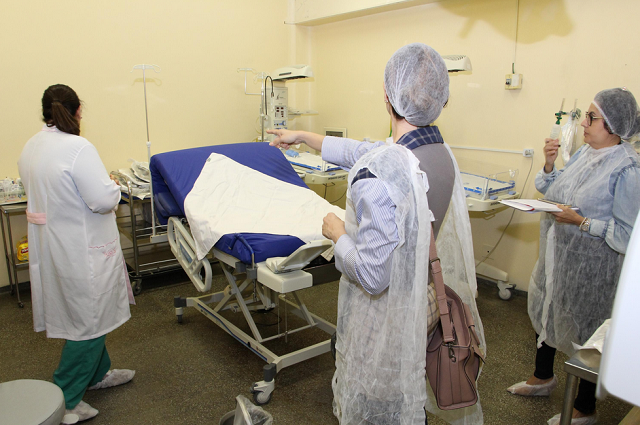 Com 40 leitos para parto e seis para internamento, a maternidade conta com uma equipe de três médicos obstetras, dois anestesistas e três enfermeiras obstetras (Foto: Reprodução | MP)