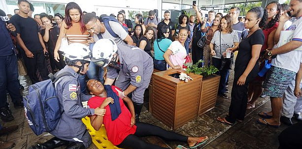 Uma funcionária do restaurante Yan Ping que está grávida passou mal e foi atendida no local (Foto: Eliane Vilela | Leitora | Arquivo CORREIO) Uma funcionária do restaurante Yan Ping que está grávida passou mal e foi atendida no local (Foto: Eliane Vilela | Leitora | Arquivo CORREIO)