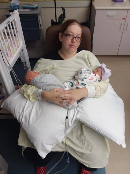 A mãe com dois de seus bebês após o parto (Foto: Reprodução) A mãe com dois de seus bebês após o parto (Foto: Reprodução)