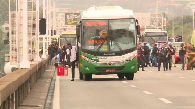 A ponte foi totalmente interditada durante o sequestro e, após a conclusão do caso, todos os reféns foram liberados com vida (Foto: Reprodução)