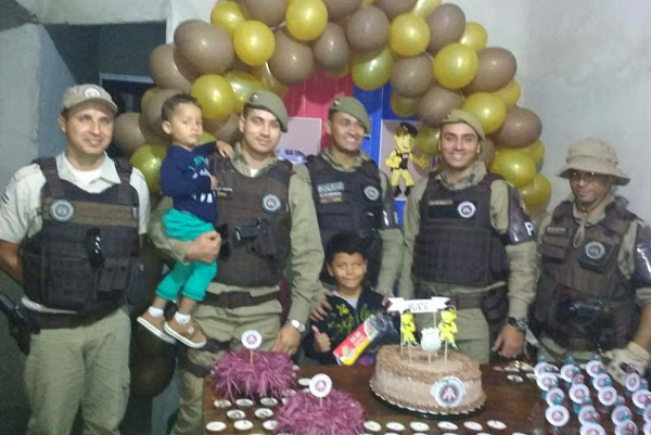 Policiais militares da 24ª CIPM fizeram uma visita surpresa para o pequeno Yure, em Jacobina (Foto: Reprodução) Policiais militares da 24ª CIPM fizeram uma visita surpresa para o pequeno Yure, em Jacobina (Foto: Reprodução)