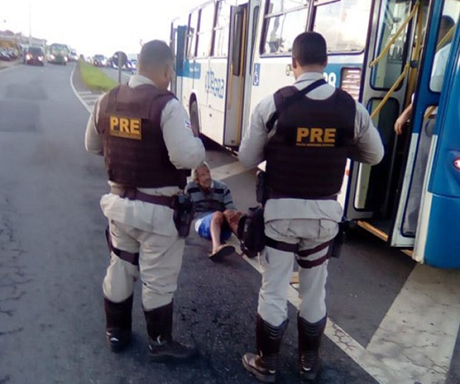 Homem aproveitou o coletivo aberto, enquanto o motorista foi ao banheiro, e levou o ônibus (Foto: Divulgação | SSP) Homem aproveitou o coletivo aberto, enquanto o motorista foi ao banheiro, e levou o ônibus (Foto: Divulgação | SSP)