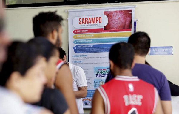 A estratégia atual do governo é realizar vacinações de bloqueio, em que pessoas que tiveram contato com suspeitos de ter a infecção são imunizadas (Foto: Reprodução) A estratégia atual do governo é realizar vacinações de bloqueio, em que pessoas que tiveram contato com suspeitos de ter a infecção são imunizadas (Foto: Reprodução)