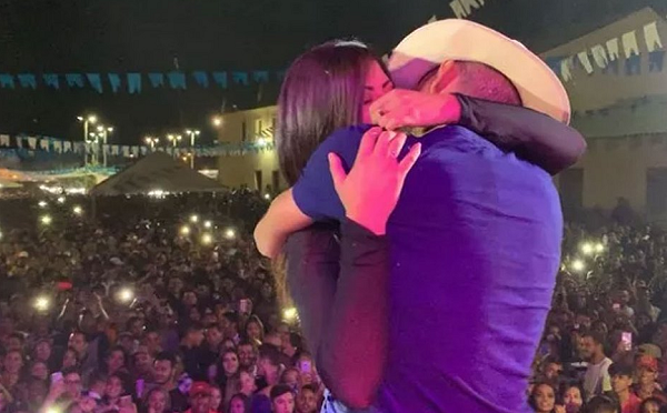 Os dois estavam no show do cantor em Mauriti, no interior do Ceará. Dançaram em cima do palco e depois veio o beijão (Foto: Reprodução) Os dois estavam no show do cantor em Mauriti, no interior do Ceará. Dançaram em cima do palco e depois veio o beijão (Foto: Reprodução)