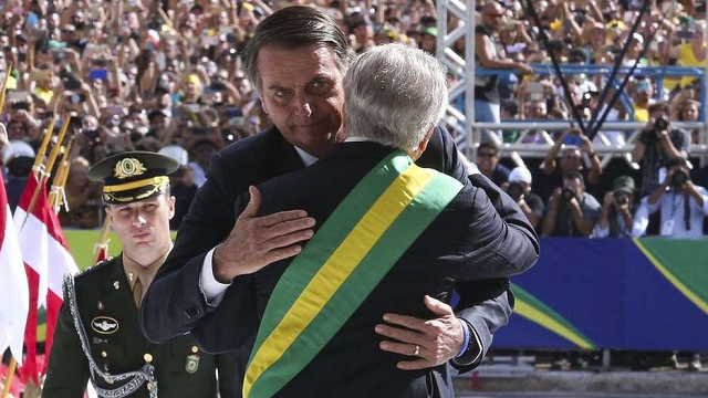 Temer cumprimenta Bolsonaro em sua posse; emedebista diz que avanço da pauta da Previdência no governo atual herda campanha de seu mandato (Foto: Valter Campanato | Agência Brasil | BBC News Brasil) Temer cumprimenta Bolsonaro em sua posse; emedebista diz que avanço da pauta da Previdência no governo atual herda campanha de seu mandato (Foto: Valter Campanato | Agência Brasil | BBC News Brasil)