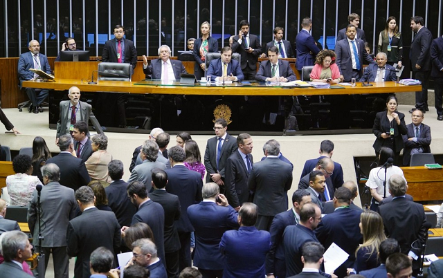 Deputados reunidos no plenário da Câmara durante a sessão desta terça-feira (13) (Foto: Pablo Valadares | Câmara dos Deputados) 