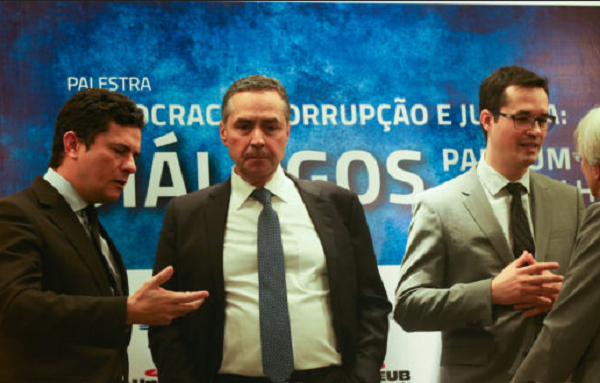 O então juiz federal Sérgio Moro, o ministro do STF, Luís Roberto Barroso, e o procurador Deltan Dallagnol, participam da palestra Democracia, Corrupção e Justiça, no UniCEUB (Foto: José Cruz | Agência Brasil) O então juiz federal Sérgio Moro, o ministro do STF, Luís Roberto Barroso, e o procurador Deltan Dallagnol, participam da palestra Democracia, Corrupção e Justiça, no UniCEUB (Foto: José Cruz | Agência Brasil)