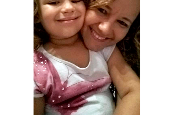 Tarsila, de 9 anos, sobreviveu a acidente; Carla não resistiu aos ferimentos (Foto: Reprodução) Tarsila, de 9 anos, sobreviveu a acidente; Carla não resistiu aos ferimentos (Foto: Reprodução)