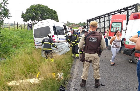 O acidente foi entre uma van de trabalhadores de um frigorífico e um caminhão (Foto: Reprodução) O acidente foi entre uma van de trabalhadores de um frigorífico e um caminhão (Foto: Reprodução)