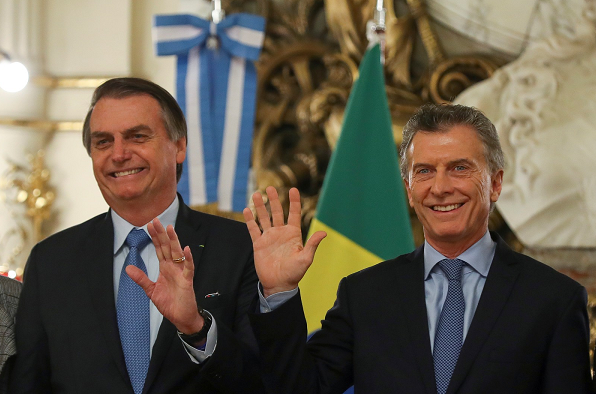Jair Bolsonaro e Mauricio Macri acenam em salão da Casa Rosada, em Buenos Aires (Foto: Agustin Marcarian | Reuters) Jair Bolsonaro e Mauricio Macri acenam em salão da Casa Rosada, em Buenos Aires (Foto: Agustin Marcarian | Reuters)