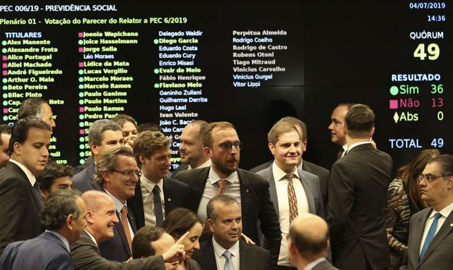 A comissão especial da reforma da Previdência rejeitou, por 31 votos a 17, a mudança nas regras de aposentadoria para agentes de segurança (Foto: Fabio Rodrigues Pozzebom | Agência Brasil) A comissão especial da reforma da Previdência rejeitou, por 31 votos a 17, a mudança nas regras de aposentadoria para agentes de segurança (Foto: Fabio Rodrigues Pozzebom | Agência Brasil)