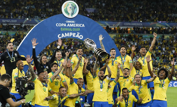 Daniel Alves ergue a taça de campeão da Copa América (Foto: Reprodução) Daniel Alves ergue a taça de campeão da Copa América (Foto: Reprodução)
