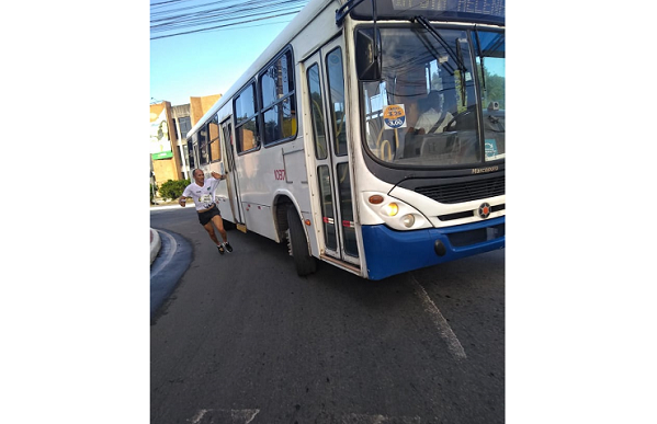 Momento do flagrante em que ônibus quase atropela atleta durante Corrida 2 de Julho em Camaçari (Foto: Reprodução) Momento do flagrante em que ônibus quase atropela atleta durante Corrida 2 de Julho em Camaçari (Foto: Reprodução)