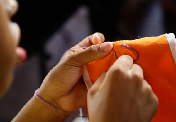 O aprendizado das alunas é garantido com benefícios agregados: bolsa de estudos, transporte e alimentação (Foto: Reprodução) O aprendizado das alunas é garantido com benefícios agregados: bolsa de estudos, transporte e alimentação (Foto: Reprodução)