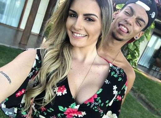Ex-namorada do cantor Devinho Novaes, a modelo Aylle Santiago, alega que sofreu violência física e verbal enquanto se relacionava com o artista (Foto: Reprodução) Ex-namorada do cantor Devinho Novaes, a modelo Aylle Santiago, alega que sofreu violência física e verbal enquanto se relacionava com o artista (Foto: Reprodução)
