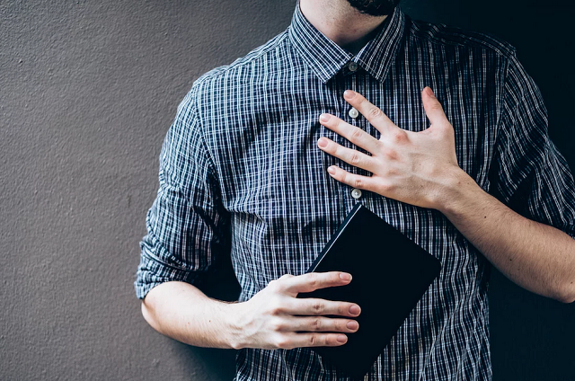 'O que oprime ao pobre insulta aquele que o criou, mas a este honra o que se compadece do necessitado' (Provérbios 14:31) 'O que oprime ao pobre insulta aquele que o criou, mas a este honra o que se compadece do necessitado' (Provérbios 14:31)