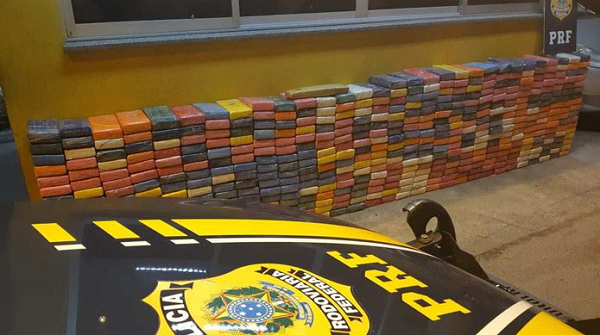 Droga estava escondida em um compartimento, sob o assoalho de um caminhão (Foto: Divulgação)