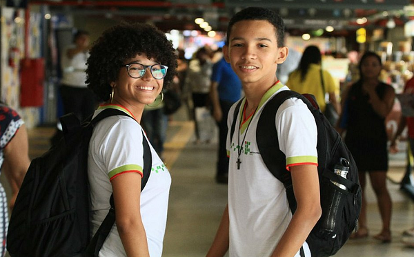 Manoela e Bruno Henrique consideram uma boa ideia a ampliação do tempo em sala de aula (Foto: Mauro Akin Nassor | CORREIO) Manoela e Bruno Henrique consideram uma boa ideia a ampliação do tempo em sala de aula (Foto: Mauro Akin Nassor | CORREIO)