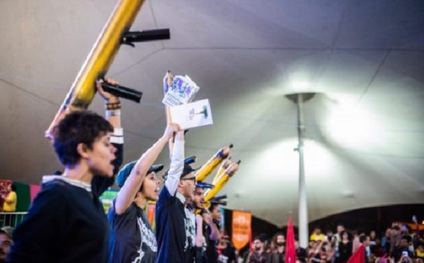 A noite de abertura consolidou a defesa da educação e o enfrentamento às políticas de Bolsonaro com o lançamento da campanha 'Mais livros e menos armas' (Foto: Reprodução)