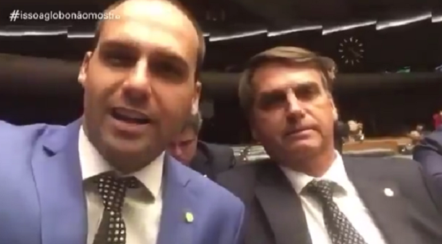 Jair Bolsonaro ao lado do filho Eduardo Bolsonaro (Foto: Reprodução) Jair Bolsonaro ao lado do filho Eduardo Bolsonaro (Foto: Reprodução)