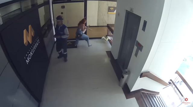 O incidente foi registrado por câmera de segurança de uma construtora instalada no mesmo andar (Foto: Print | YouTube) O incidente foi registrado por câmera de segurança de uma construtora instalada no mesmo andar (Foto: Print | YouTube)
