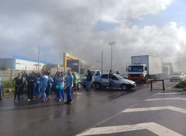 Trabalhadores que prestam serviços aos Correios reclamam de salário atrasado (Foto: Cid Vaz | TV Bahia) Trabalhadores que prestam serviços aos Correios reclamam de salário atrasado (Foto: Cid Vaz | TV Bahia)