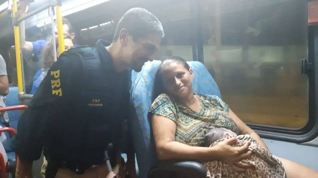 Mulher dá a luz dentro de ônibus na Grande Fortaleza (Foto: Reprodução) Mulher dá a luz dentro de ônibus na Grande Fortaleza (Foto: Reprodução)