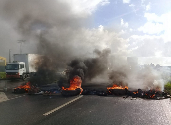 Trecho da Via Parafuso, sentido Camaçari, foi interditada por manifestantes (Foto: Cid Vaz | TV Bahia) Trecho da Via Parafuso, sentido Camaçari, foi interditada por manifestantes (Foto: Cid Vaz | TV Bahia)