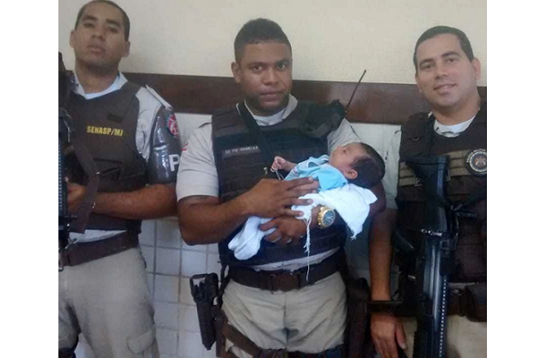 PMs resgataram a criança enquanto faziam patrulhamento de rotina (Foto: Divulgação | SSP-BA)