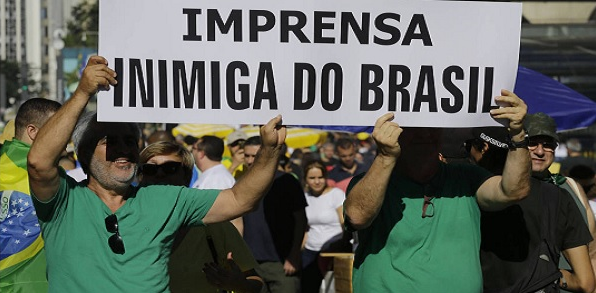 Congresso, STF e a própria imprensa foram xingados e, até, ameaçados (Foto: Reprodução) Congresso, STF e a própria imprensa foram xingados e, até, ameaçados (Foto: Reprodução)