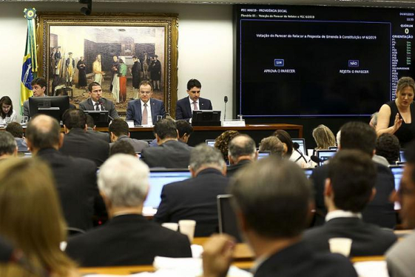Texto-base do parecer do deputado Samuel Moreira (PSDB-SP), que muda as regras de aposentadoria no Brasil foi aprovado por 36 votos a 13 (Foto: Reprodução) Texto-base do parecer do deputado Samuel Moreira (PSDB-SP), que muda as regras de aposentadoria no Brasil foi aprovado por 36 votos a 13 (Foto: Reprodução)