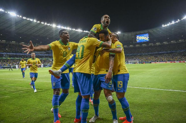 Jogadores da seleção comemoram após Gabriel Jesus abrir o placar (Foto: Reprodução) Jogadores da seleção comemoram após Gabriel Jesus abrir o placar (Foto: Reprodução)