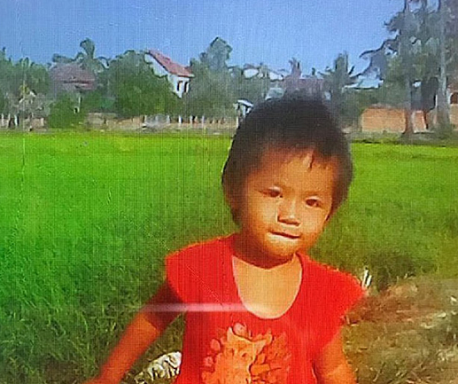 Mãe estava cuidando do filho recém-nascido e não reparou quando a pequena Rom Roath Neary saiu de perto dela (Foto: Rprodução) Mãe estava cuidando do filho recém-nascido e não reparou quando a pequena Rom Roath Neary saiu de perto dela (Foto: Rprodução)