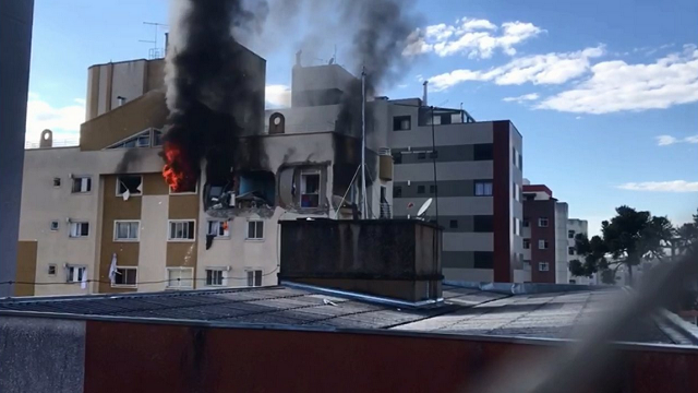 Apartamento, localizado no sexto andar de um prédio, explodiu e pegou fogo na manhã deste sábado (29) (Foto: Print | YouTube) Apartamento, localizado no sexto andar de um prédio, explodiu e pegou fogo na manhã deste sábado (29) (Foto: Print | YouTube)