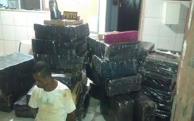 Veículo foi flagrado na BR-116 em Santo Estevão (Foto: Divulgação SSPBA) Veículo foi flagrado na BR-116 em Santo Estevão (Foto: Divulgação SSPBA)